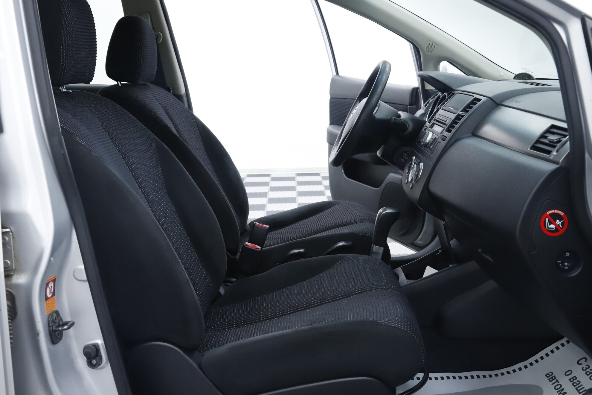 Nissan Tiida, I Рестайлинг, 2011 фото 12