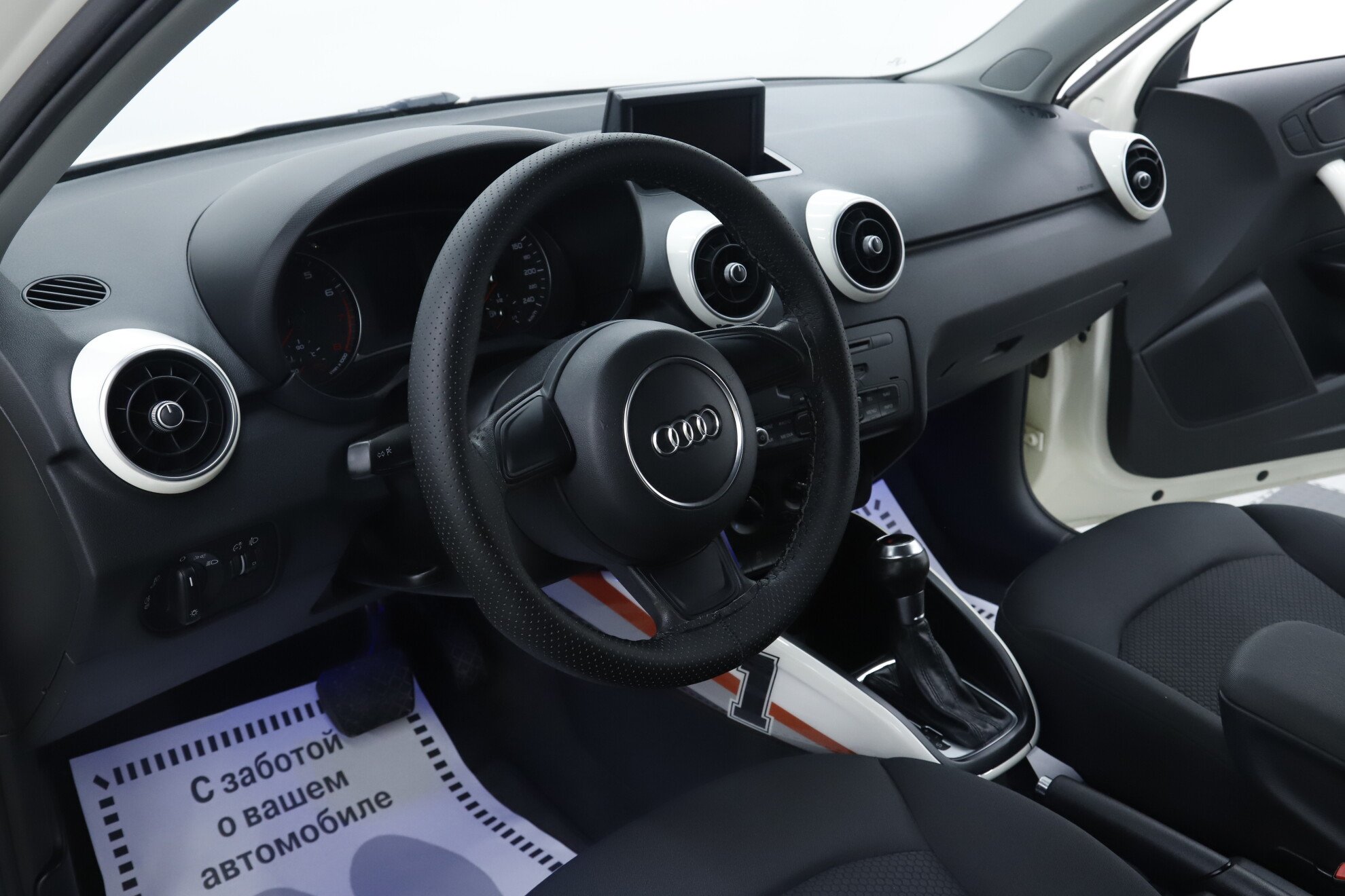 Audi A1, I (8X), 2010 фото 8